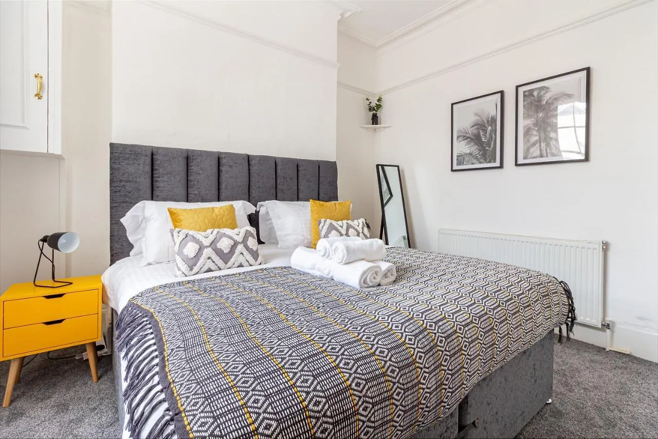 Host & Stay - Montpellier Villa Apartment Cheltenham