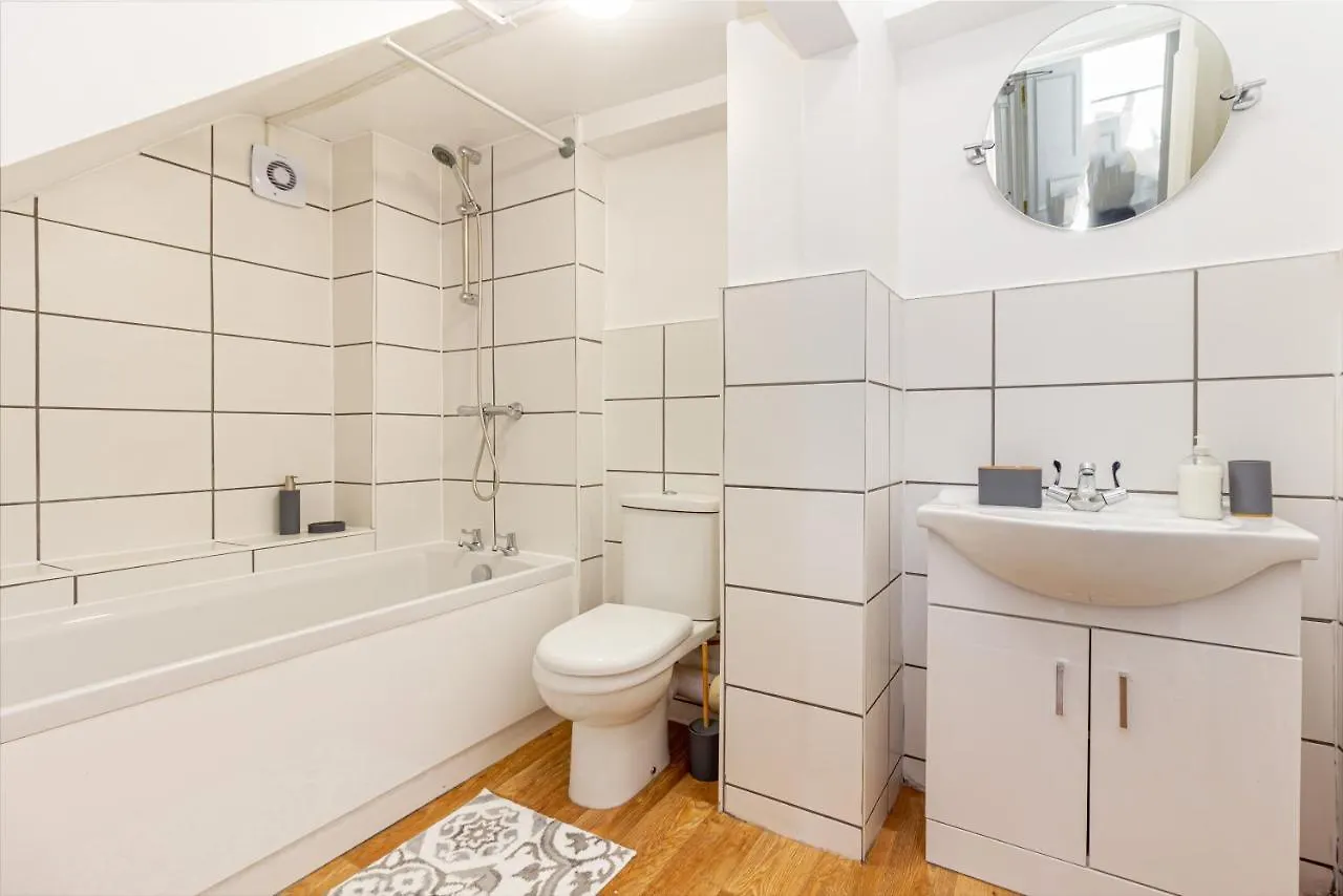 Host & Stay - Montpellier Villa Apartment Cheltenham